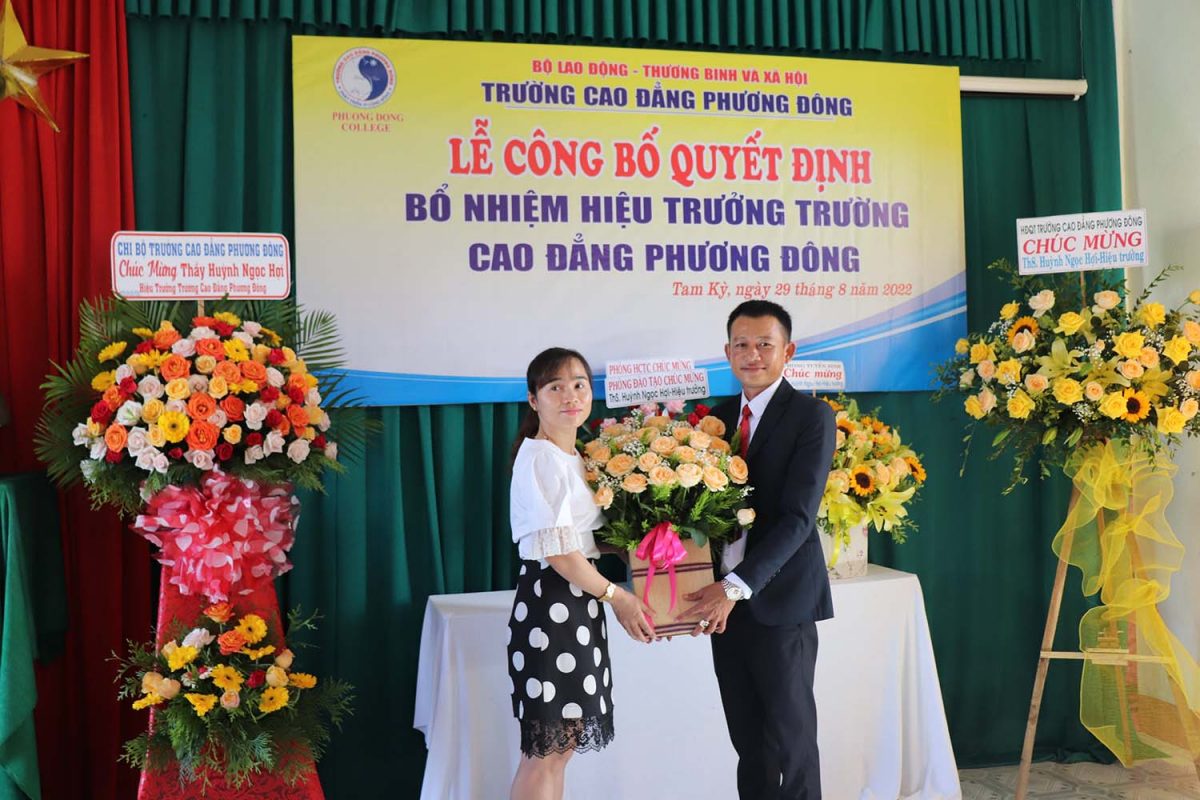 Đại diện Lãnh đạo Phòng Đào tạo tặng hoa chúc mừng ThS. Huỳnh Ngọc Hợi - Hiệu trưởng Nhà trường
