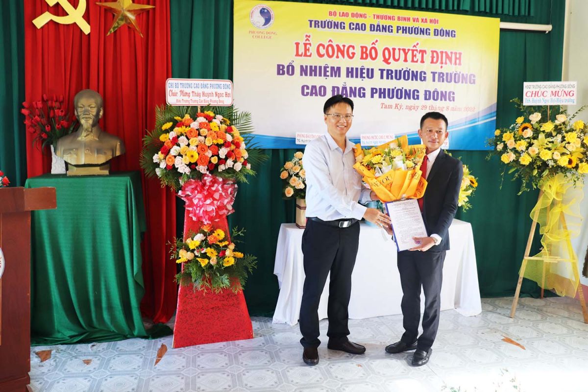 Ông Nguyễn Quí Quý - Phó Giám đốc Sở Sở Lao động - Thương binh và Xã hội trao quyết định bổ nhiệm Hiệu trưởng và tặng hoa chúc mừng Ths. Huỳnh Ngọc Hợi